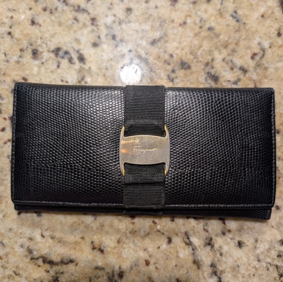 Salvatore Ferragamo Black Textured Wallet with Gold Accent. Excellent. Gancini - Picture 1 of 8